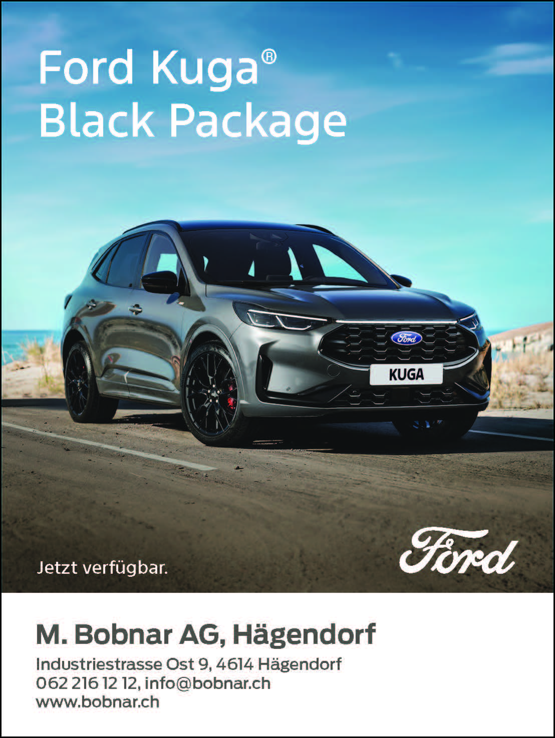 Ford Kuga Black Package in Grau, mit schwarzen Leichtmetallfelgen und sportlichen Designelementen, fährt auf einer Küstenstrasse bei sonnigem Wetter.