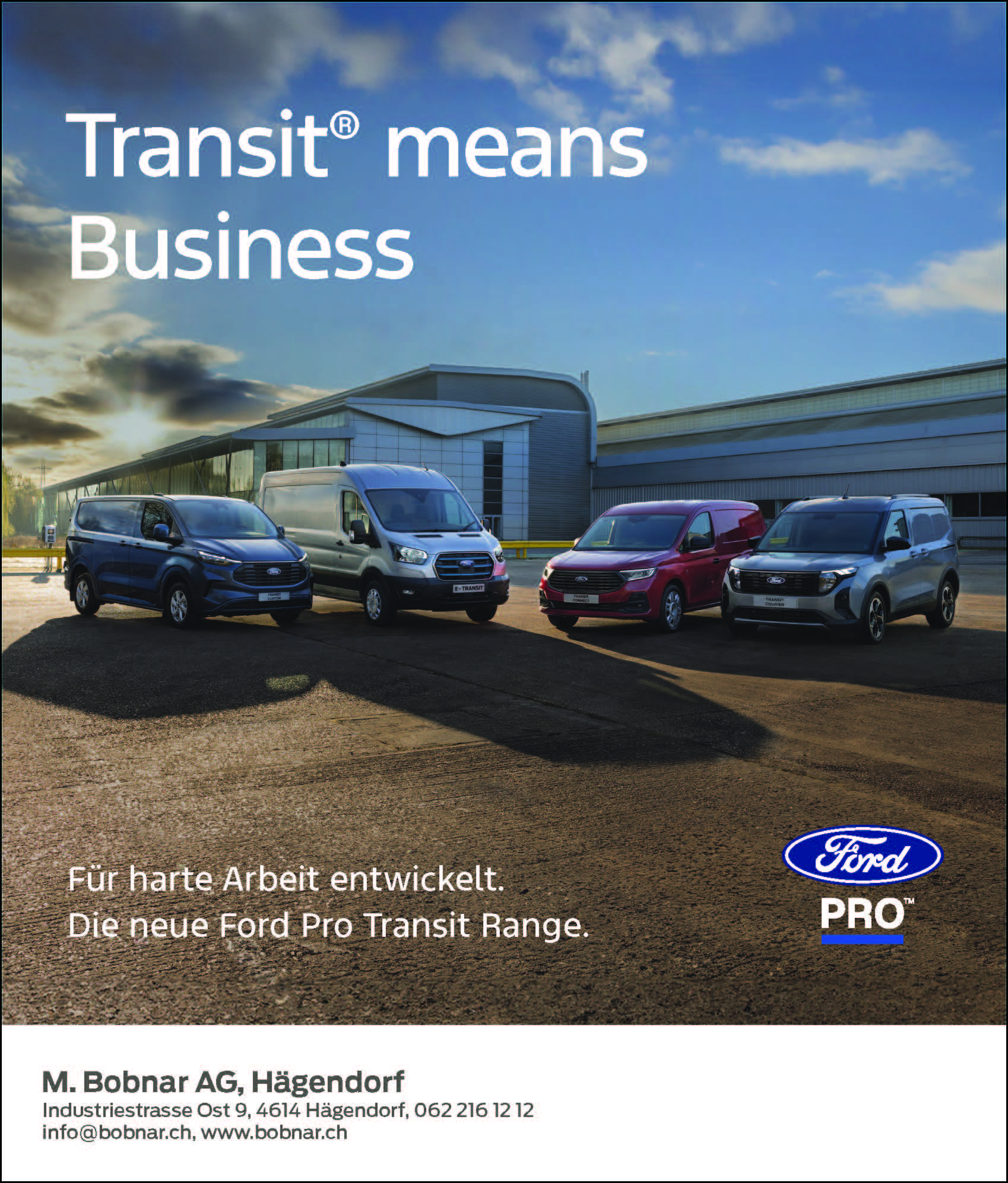 Fünf Ford Transit Modelle in unterschiedlichen Varianten – darunter Kastenwagen, Kleintransporter und Kombi – stehen nebeneinander auf einem grossen asphaltierten Platz vor einer modernen Industriehalle. Im Hintergrund ist ein teils bewölkter Himmel zu sehen. Links im Bild befinden sich ein dunkelblauer und ein silberner Transit, in der Mitte ein grauer Transit, rechts daneben ein roter und ein dunkelgrauer Transit. Oben links ist der weisse Schriftzug „Transit® means Business“ platziert, unten rechts das Ford Pro Logo. Am unteren Bildrand sind die Kontaktdaten der M. Bobnar AG, Hägendorf eingeblendet.