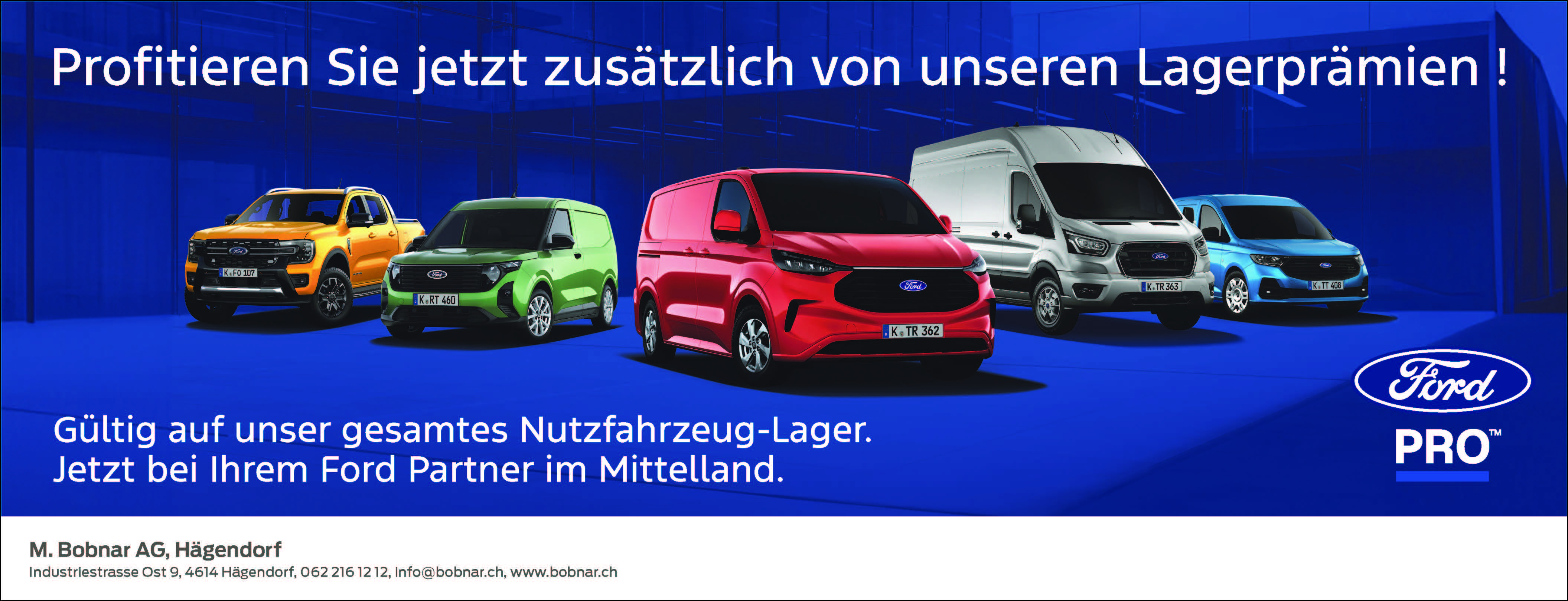 Fünf Ford Transit Modelle in unterschiedlichen Varianten – darunter Kastenwagen, Kleintransporter und Kombi – stehen nebeneinander auf einem grossen asphaltierten Platz vor einer modernen Industriehalle. Im Hintergrund ist ein teils bewölkter Himmel zu sehen. Links im Bild befinden sich ein dunkelblauer und ein silberner Transit, in der Mitte ein grauer Transit, rechts daneben ein roter und ein dunkelgrauer Transit. Oben links ist der weisse Schriftzug „Transit® means Business“ platziert, unten rechts das Ford Pro Logo. Am unteren Bildrand sind die Kontaktdaten der M. Bobnar AG, Hägendorf eingeblendet.