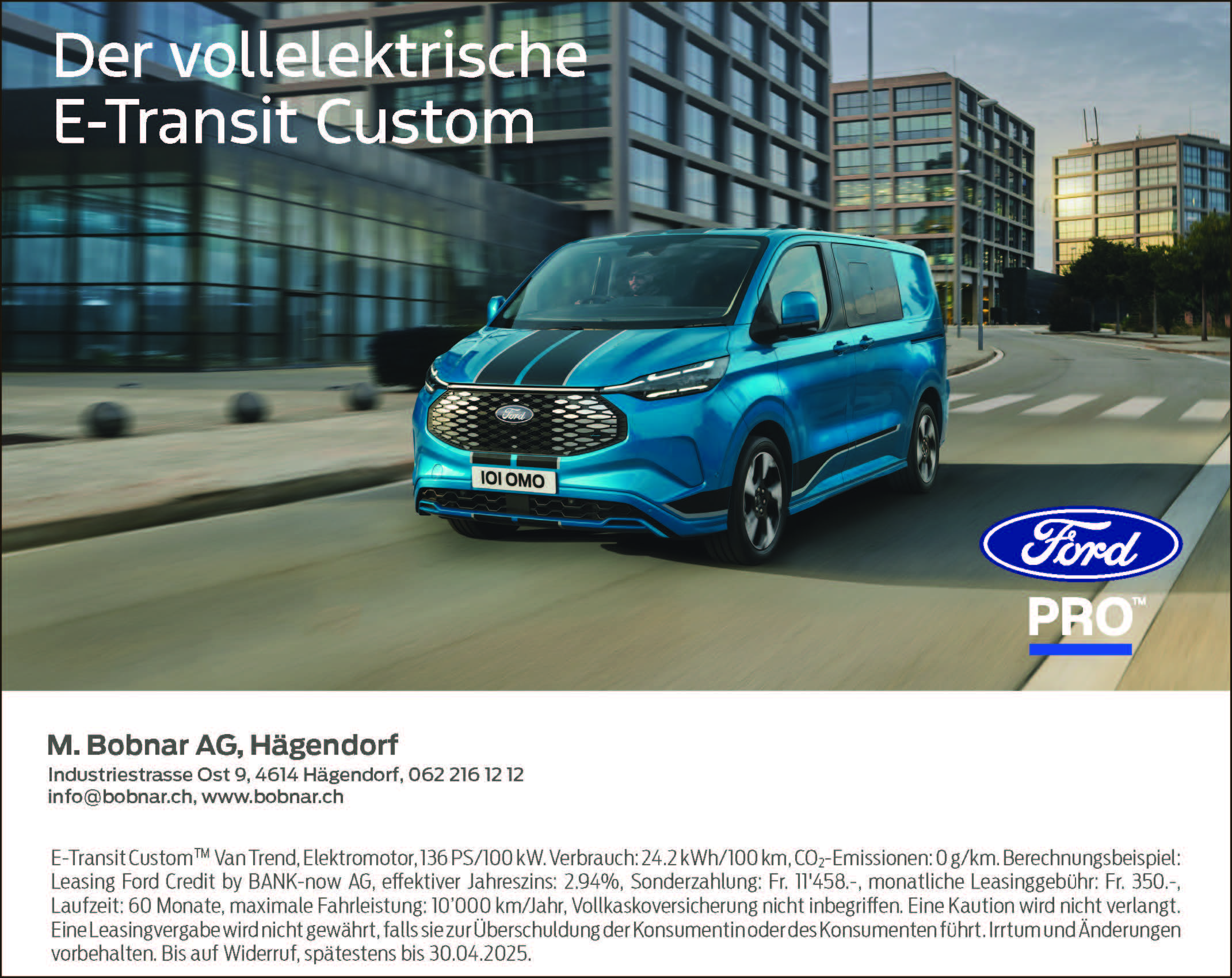 Ein leuchtend blauer Ford E-Transit Custom fährt durch eine moderne Stadt mit hohen Glas- und Bürogebäuden. Das Fahrzeug ist frontal seitlich zu sehen, mit markantem schwarzen Streifen auf der Motorhaube. Im Hintergrund sind breite Strassen, Fussgängerüberwege und vereinzelte Bäume zu erkennen. Oben links steht in weisser Schrift „Der vollelektrische E-Transit Custom“, unten rechts ist das Ford Pro Logo platziert. Am unteren Bildrand befinden sich die Kontaktdaten der M. Bobnar AG, Hägendorf sowie technische Daten und Leasinginformationen.